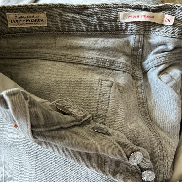 Levi’s Premium Wedgie Straight light gray denim excellent condition size 28 - Picture 5 of 5